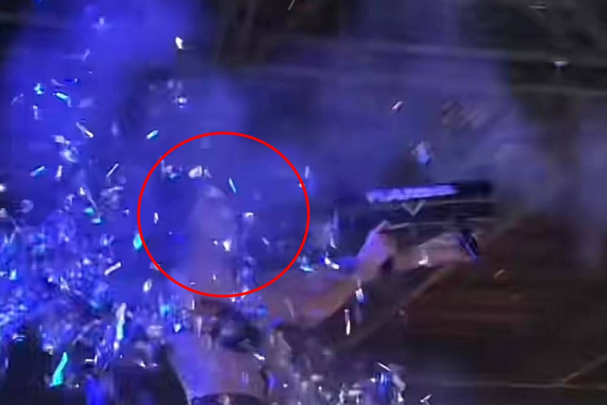 VIRAL: Mujer se dispara confeti al rostro en pleno concierto y se vuelve viral