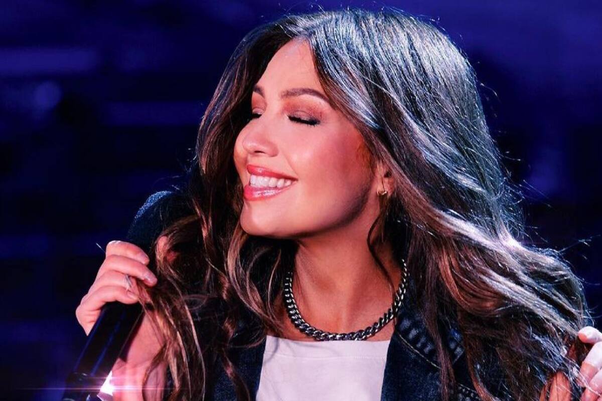 Thalía menea sus caderas en apretado atuendo