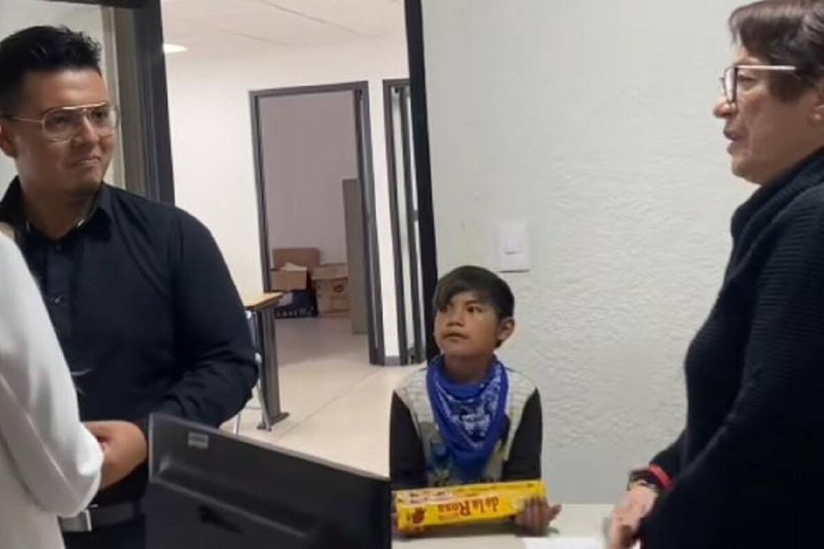 VIDEO VIRAL: Niño interrumpe una boda para vender mazapanes