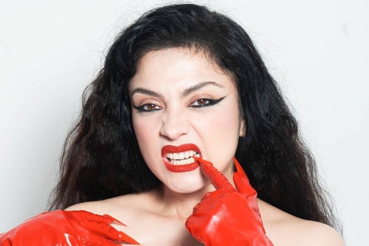 Mon Laferte responde a quienes la critican por haberse casado de blanco