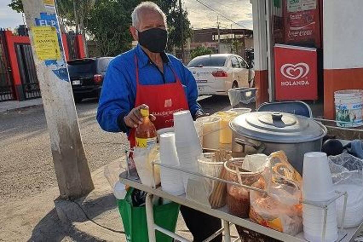 Abuelito de 74 años pide paciencia; vende elotes tras derrame cerebral