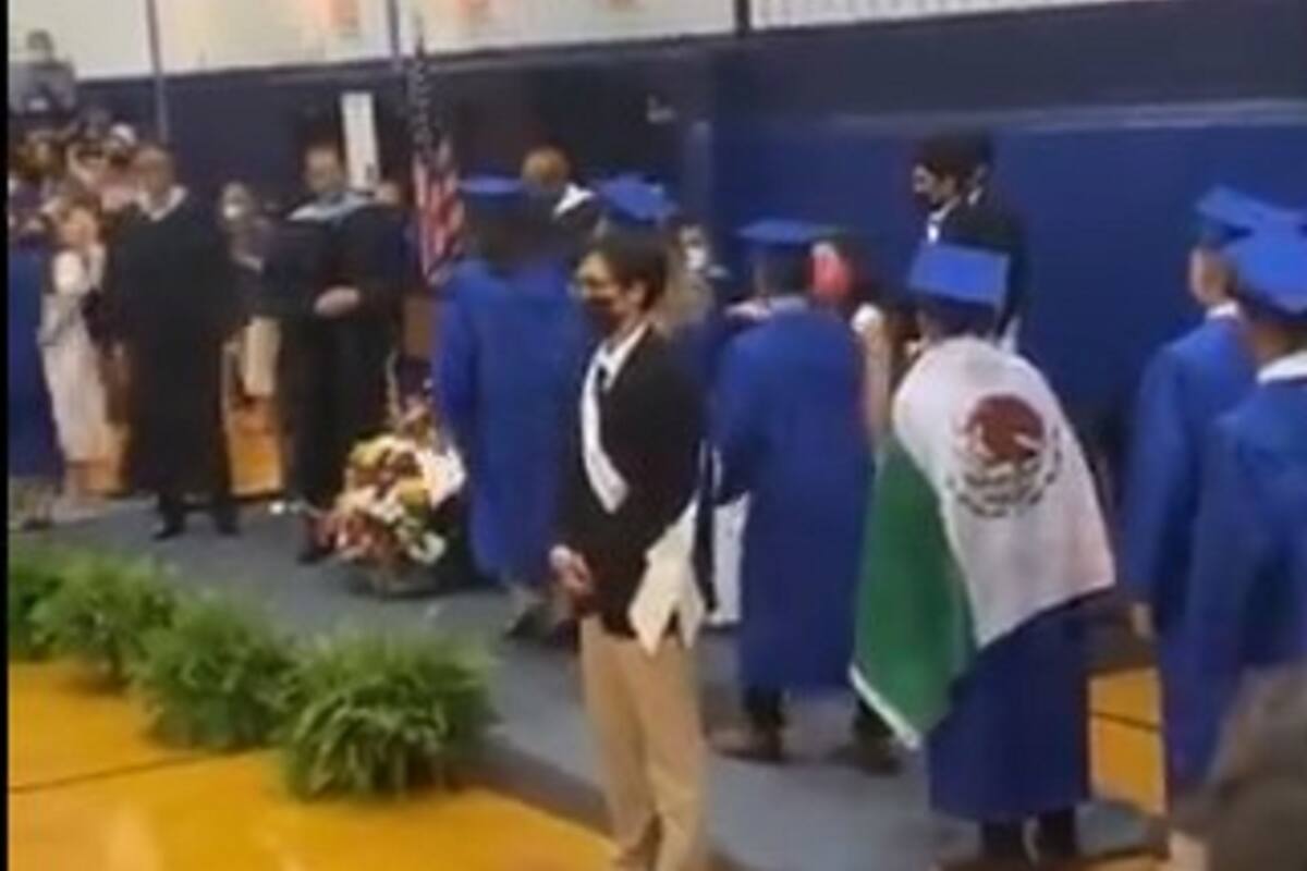 VIDEO VIRAL: Secundaria de EU le niega su diploma a alumno por portar la bandera de México