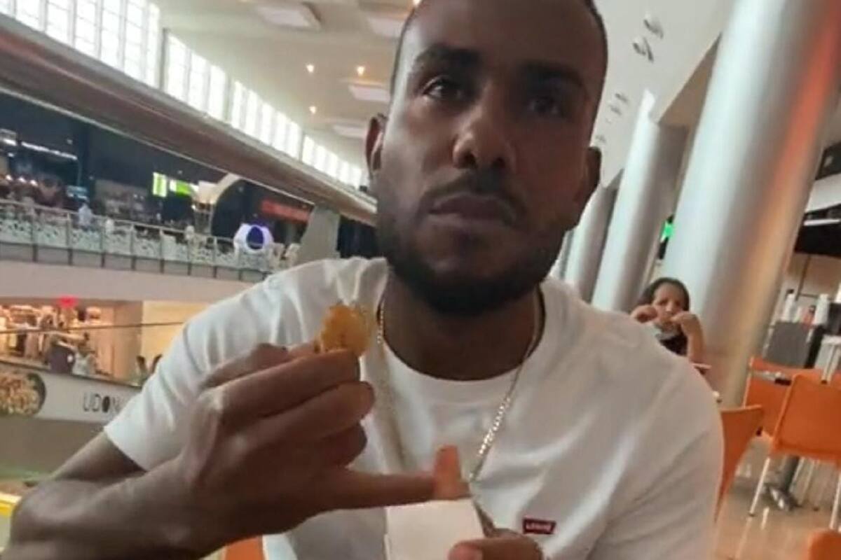 VIDEO VIRAL: Joven le pide matrimonio a su novia sin dejar de comer sus alitas