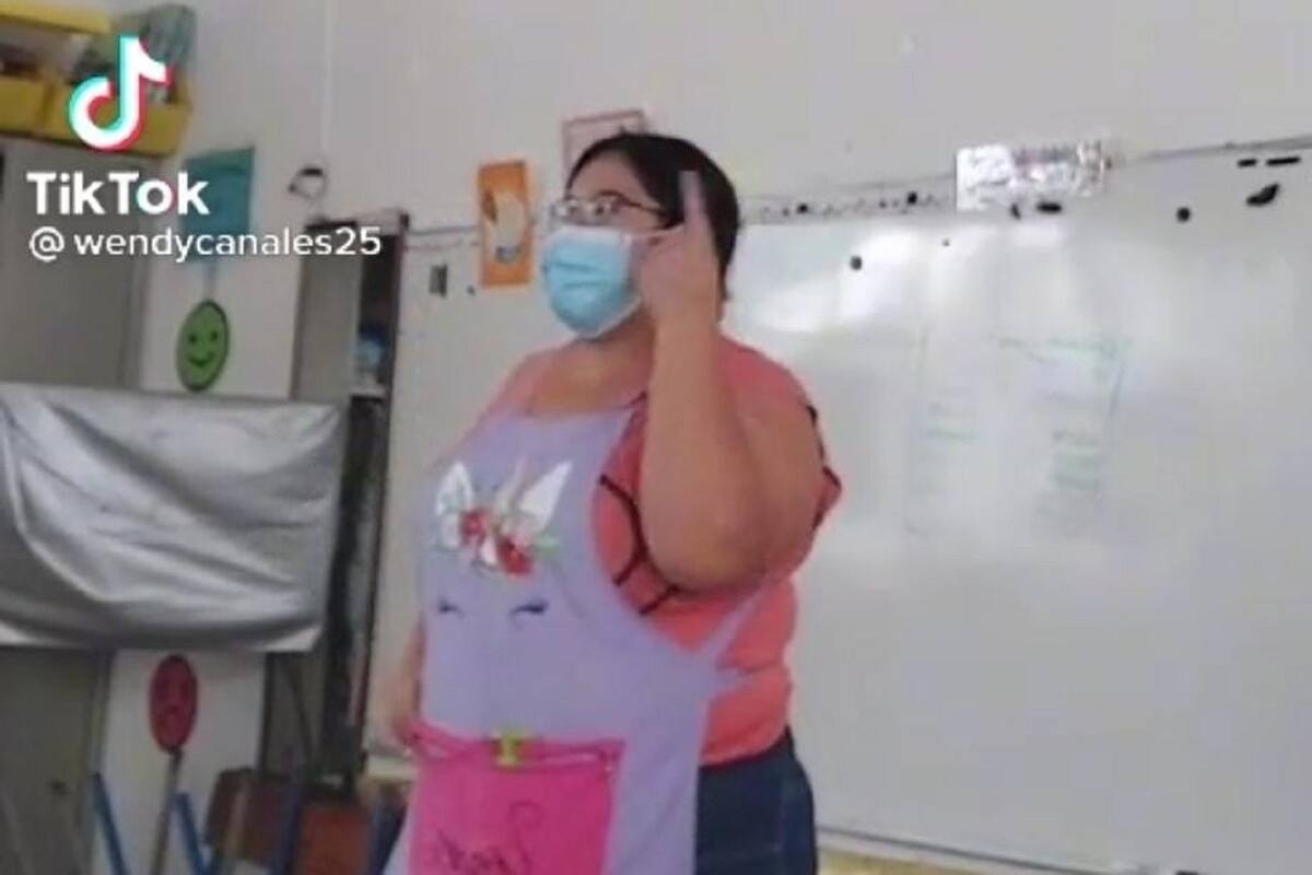 Maestra modifica canción de “El Candadito” por cubrebocas y causa sensación en TikTok