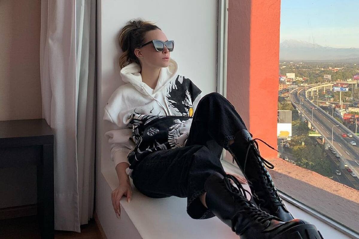 Cubierta de arena, Belinda enseña su cuerpazo caminado en la playa