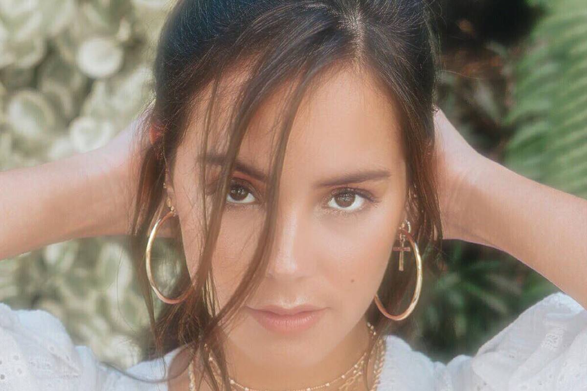 Gabriela Berlingeri, novia de Bad Bunny, luce cuerpazo con bañador menta