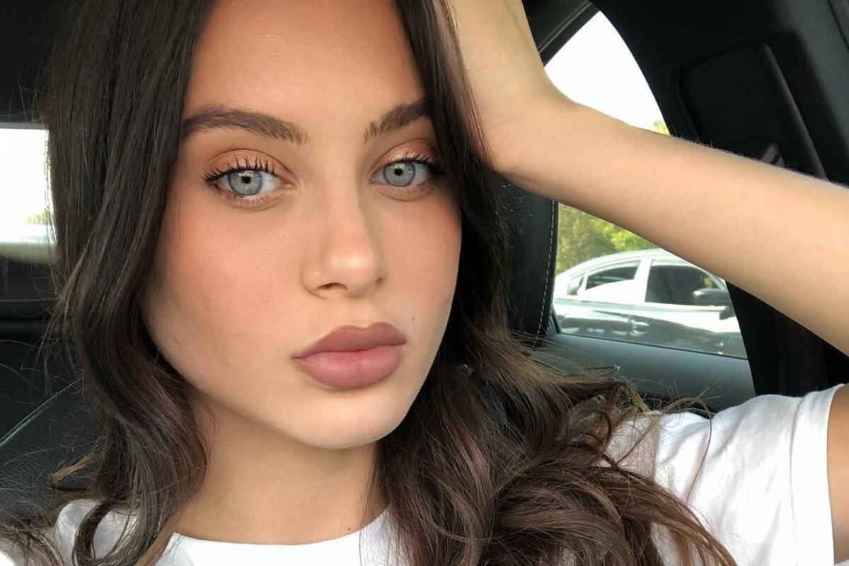 Lana Rhoades presume su linda figura con body de red