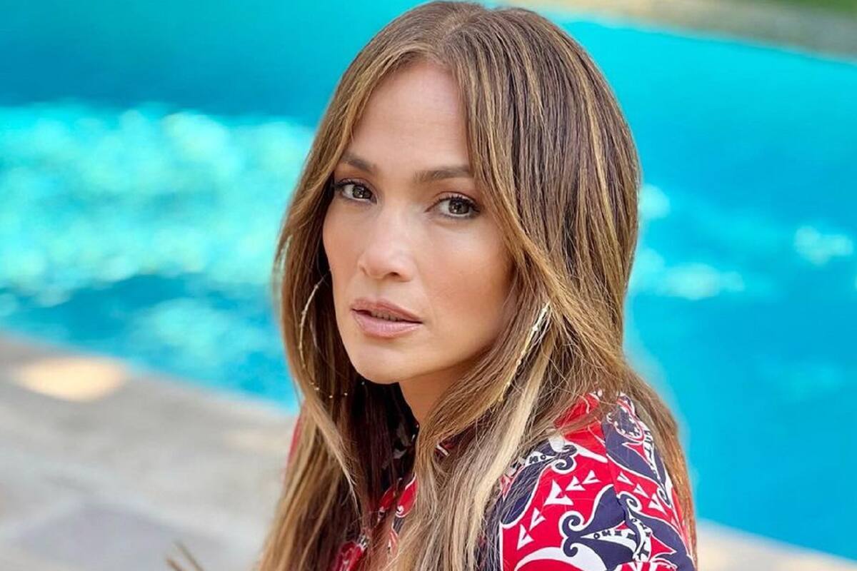 Jennifer Lopez está lista para el verano y lo deja ver modelando en bikini y tacones