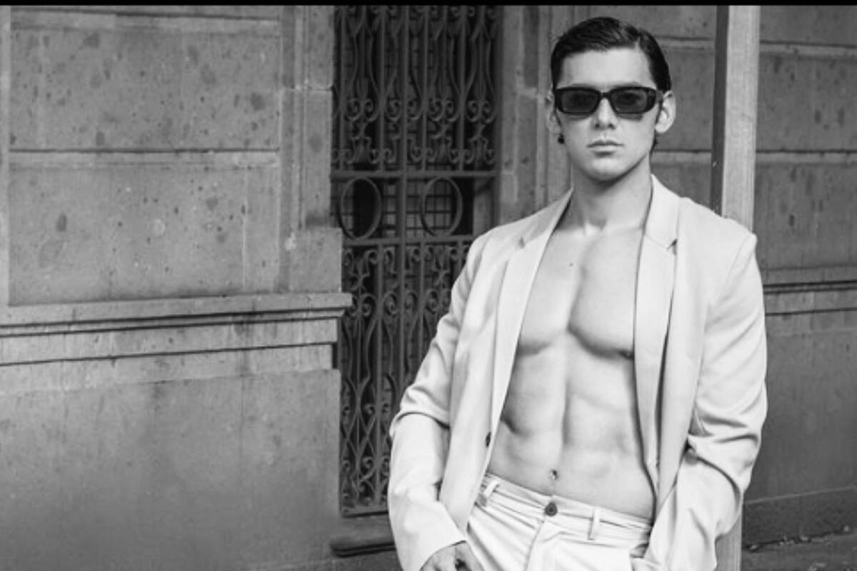 Miguel Martínez se ofrece como regalo de Navidad sin camisa en Instagram