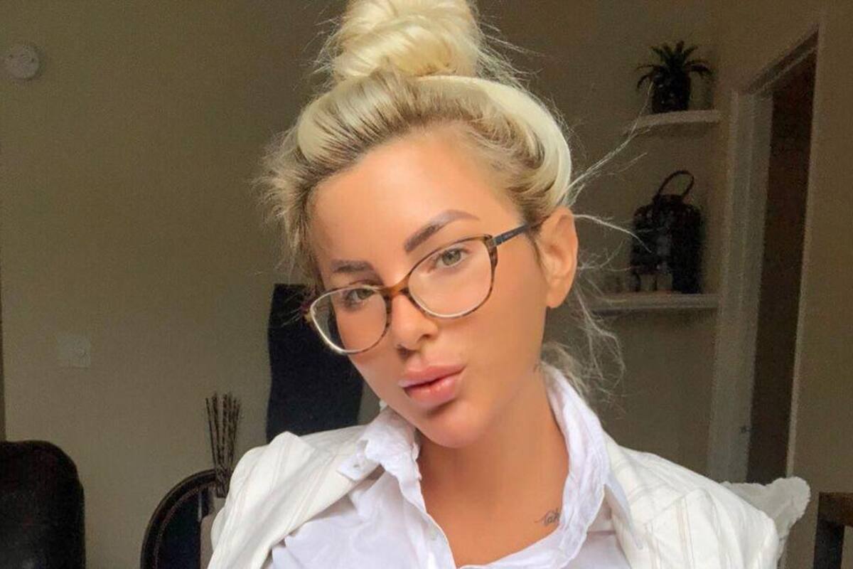 Jessica Weaver se tapa solamente con unos tirantes