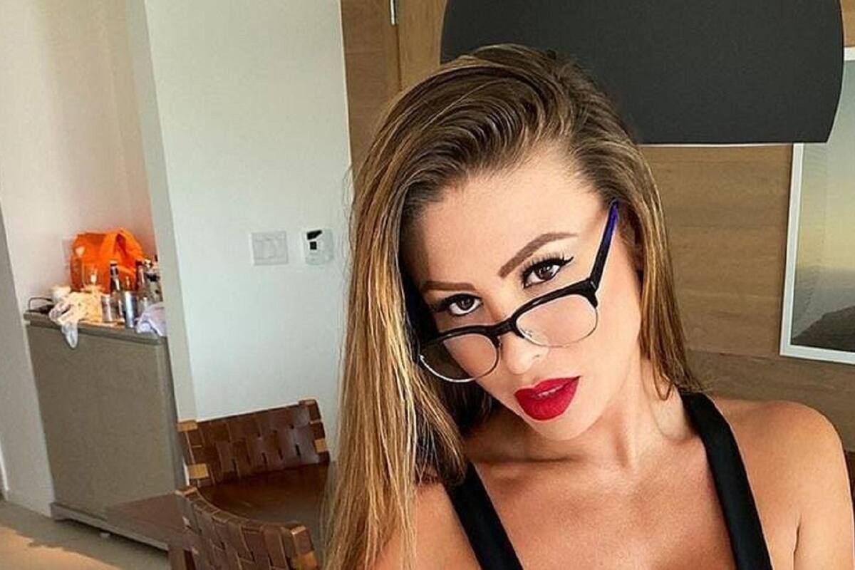 Francia James eleva la temperatura con su diminuto bikini dentro del sauna