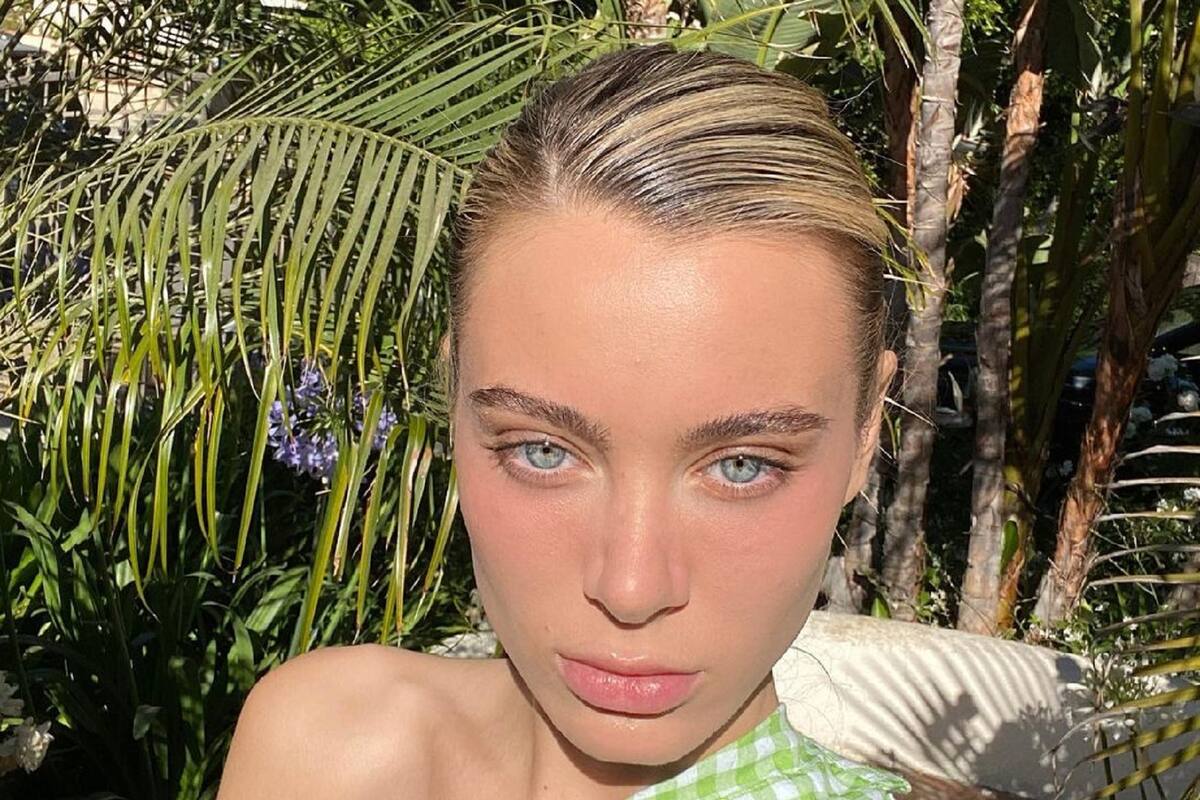 Desde la tina, Lana Rhoades envuelve sus encantos con una manta