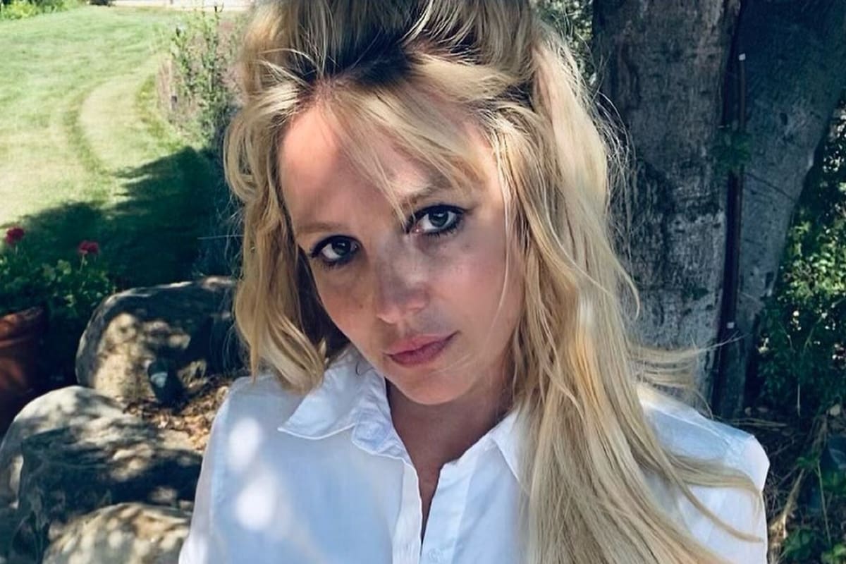 Britney Spears se libera y hace topless tras renuncia de tutela de su padre