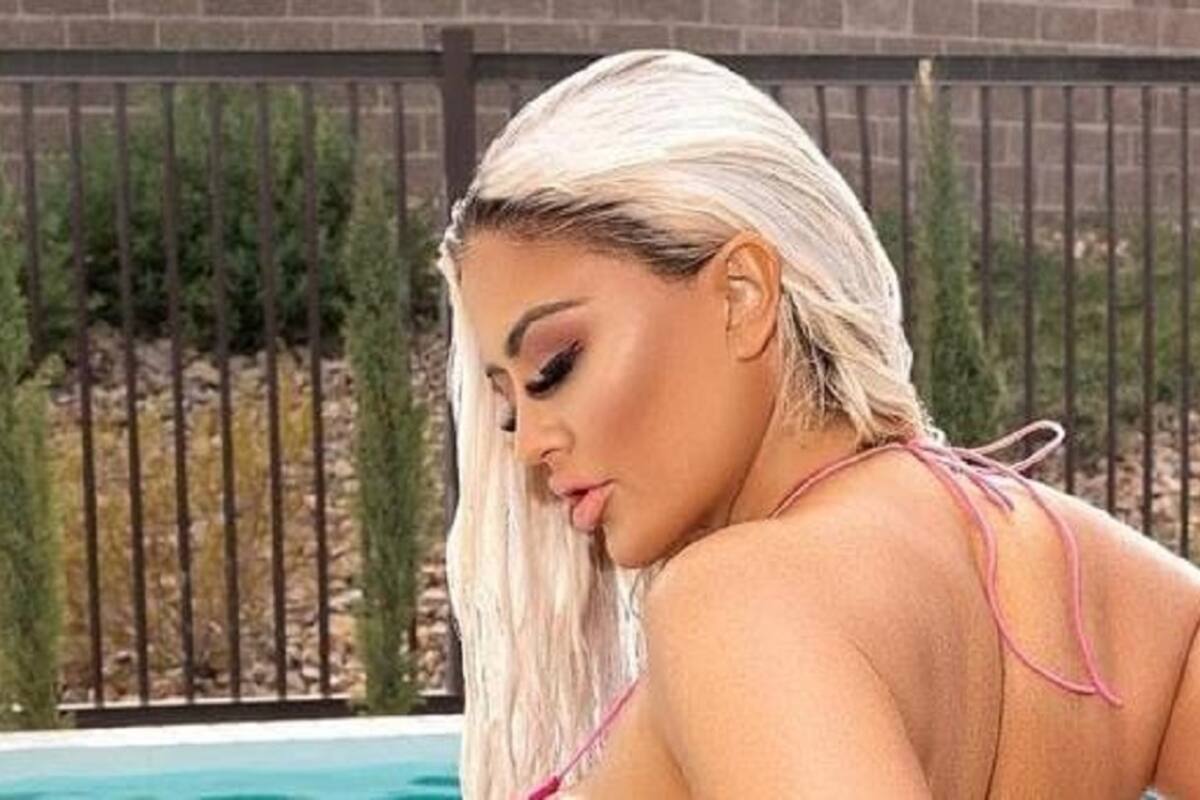 Danii Banks modela su bikini desde la piscina y acapara las miradas de sus fans