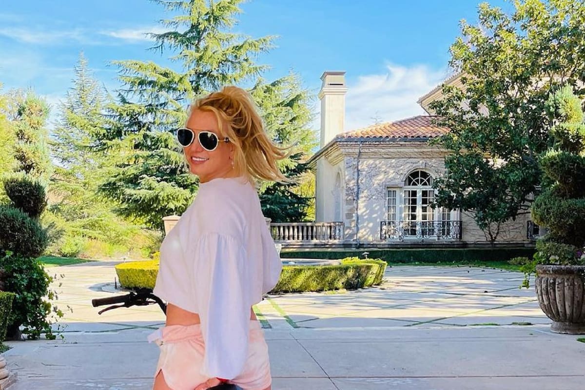 Britney Spears festeja su libertad posando desnuda frente al espejo