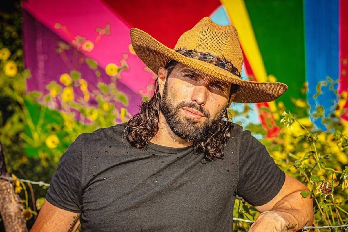 Poncho De Nigris está en contra de que los homosexuales se besen en público