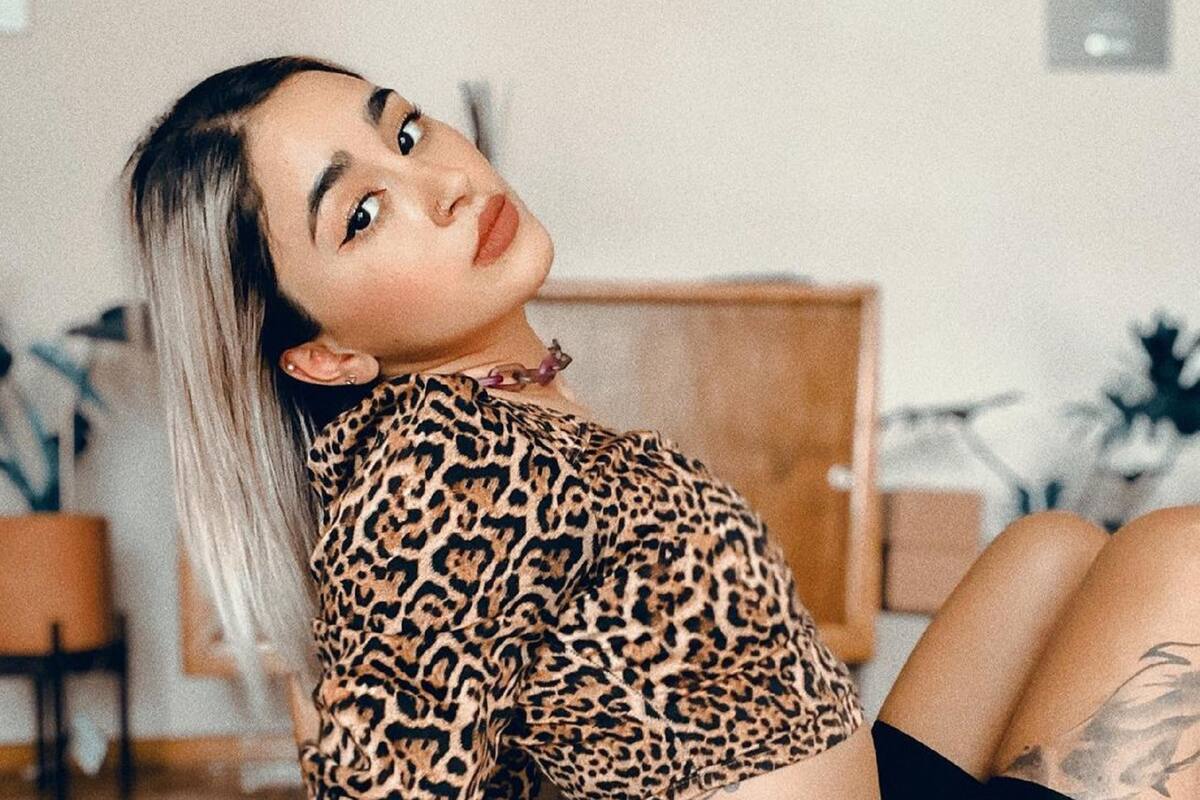 "La Chule" muestra su figura con poca ropa; le cuesta ver su cuerpo en fotos de la época en que salía con Luisito Comunica