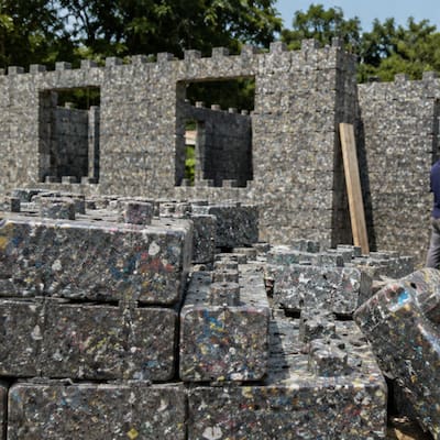 Tras nueve años de ahorrar para un terreno baldío, una mujer recibió una casa hecha con 850 bloques de plástico reciclado y más de 800 horas de trabajo voluntario