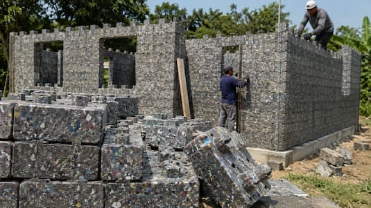 Tras nueve años de ahorrar para un terreno baldío, una mujer recibió una casa hecha con 850 bloques de plástico reciclado y más de 800 horas de trabajo voluntario