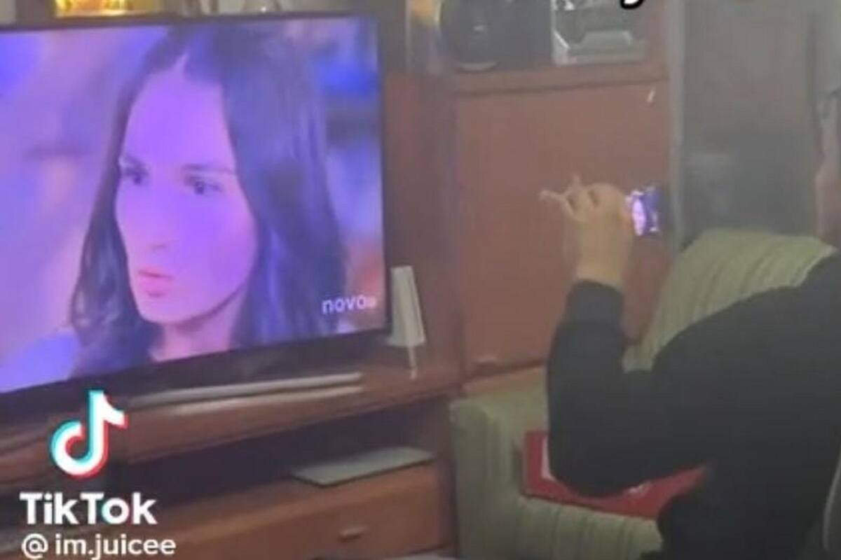 Señor graba telenovela en su celular para que su esposa la pueda ver después del trabajo