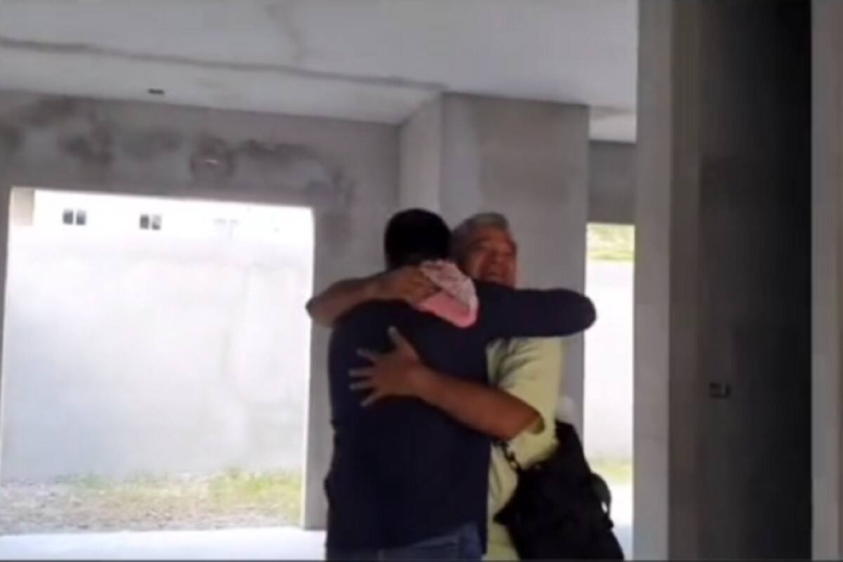 VIDEO VIRAL: Joven regresa de EU y le regala una casa a su padre: "La que siempre soñamos”