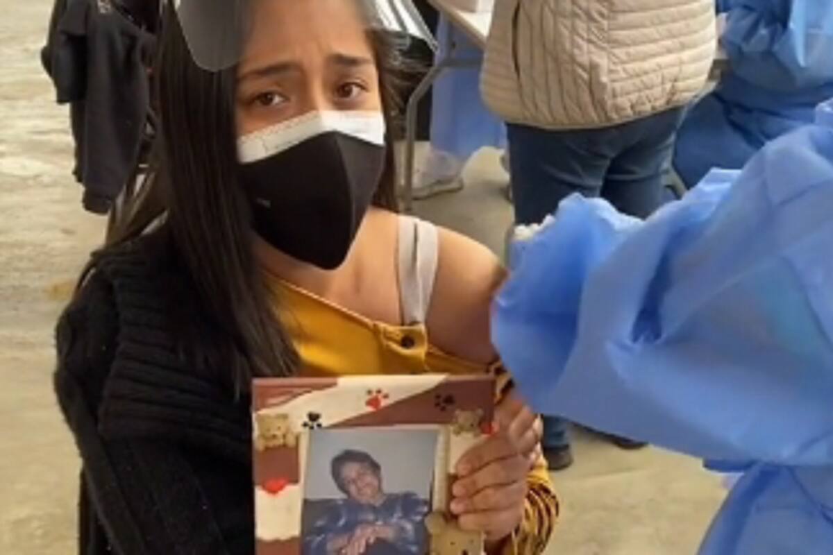 Cargando una foto, joven rinde tributo a su abuelita tras vacunarse contra la Covid-19