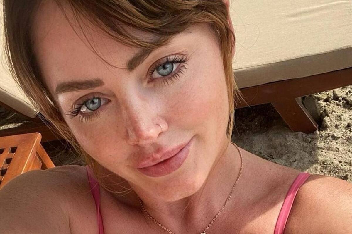 Sophie Dee luce sus grandes encantos con su despampanante bikini rojo