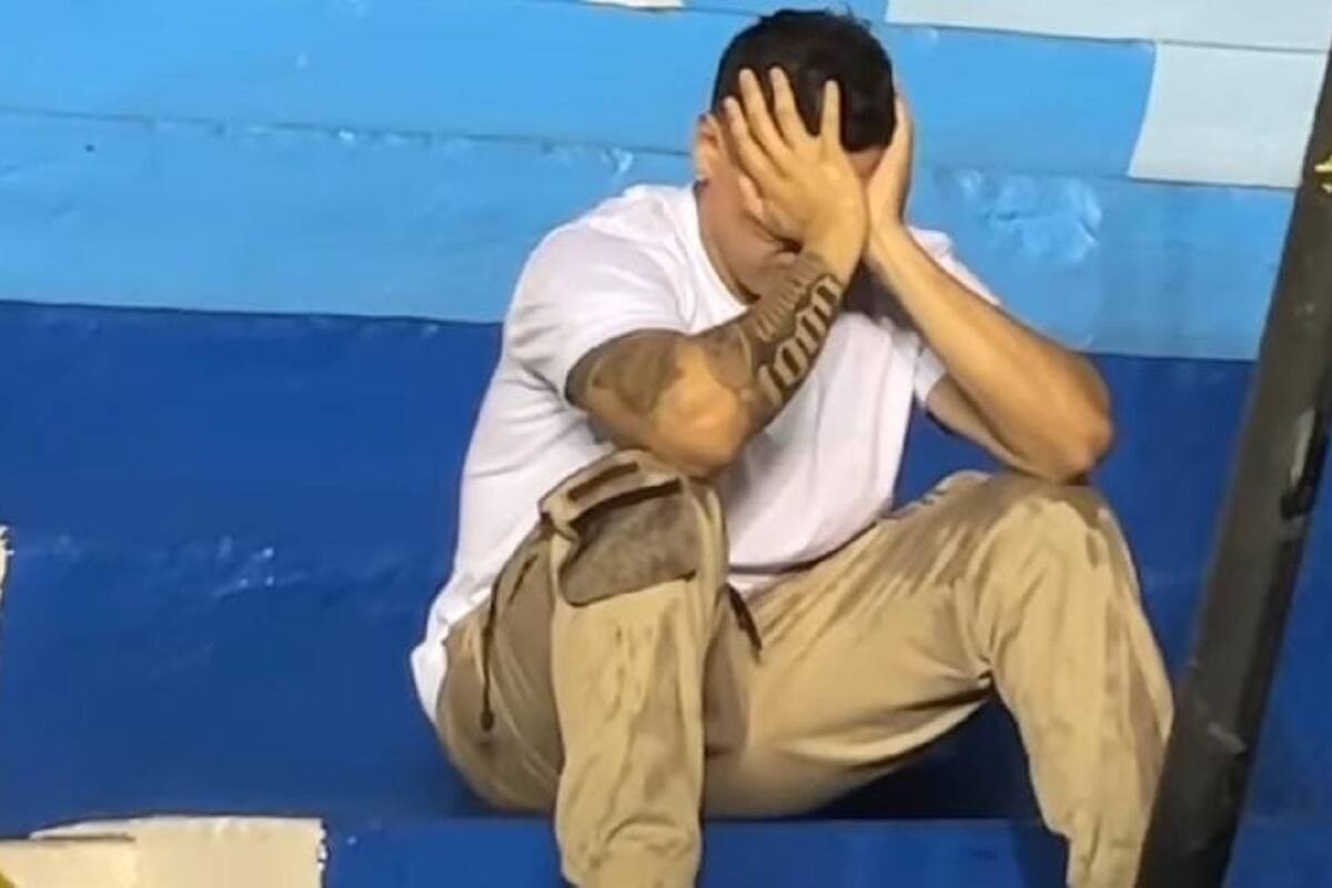 Captan a Eduin Caz llorando bajo la lluvia tras tener que cancelar concierto en El Salvador