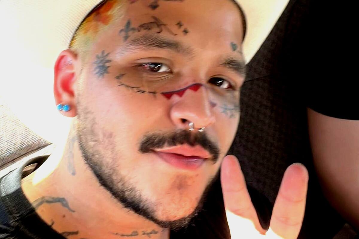 Orgulloso de sus raíces, Christian Nodal se tatúa la pintura facial de la etnia seri