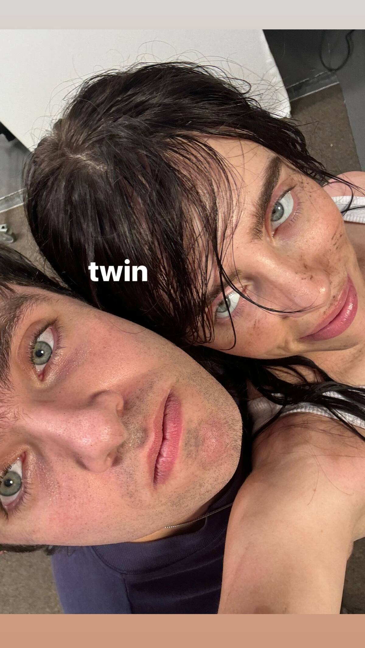 Luego de la noticia, Billie compartió una fotografía junto a su hermano.