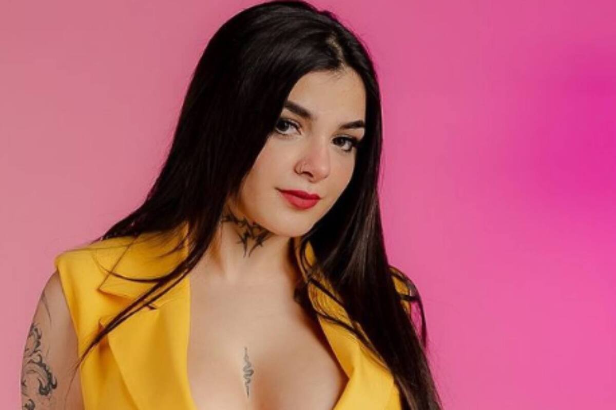 Karely Ruiz presume su enorme retaguardia con ceñido vestido de cebra