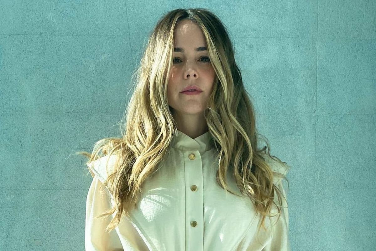 Camila Sodi se despoja de la parte de arriba de su bikini