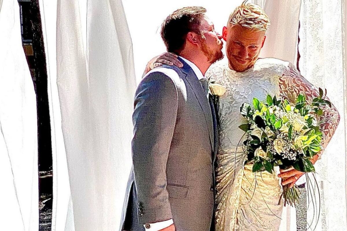 Hombre se viste de la novia de su hermano para sorprenderlo en su boda