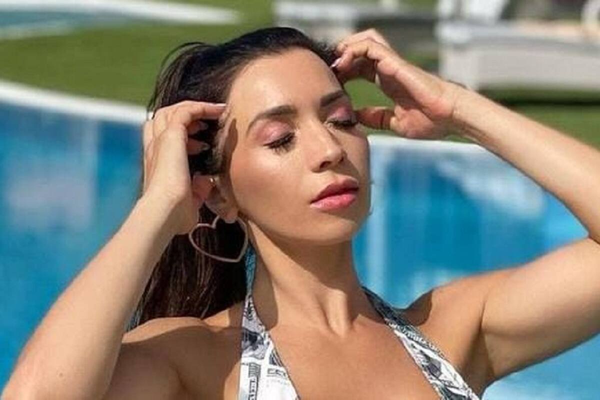 Neiva Mara modela su sensual traje de baño acostada de espaldas y sube la temperatura