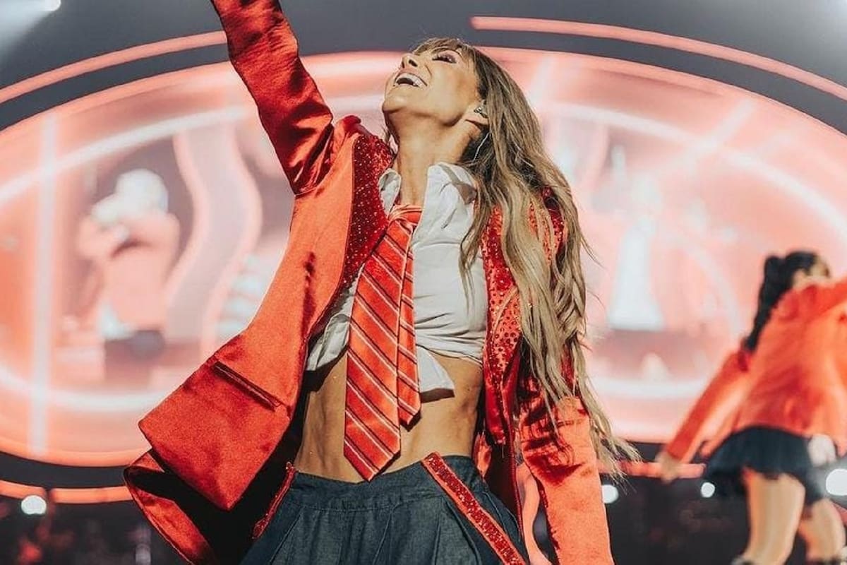 Anahí recibie golpe luego de que fan le aventara un regalo al escenario