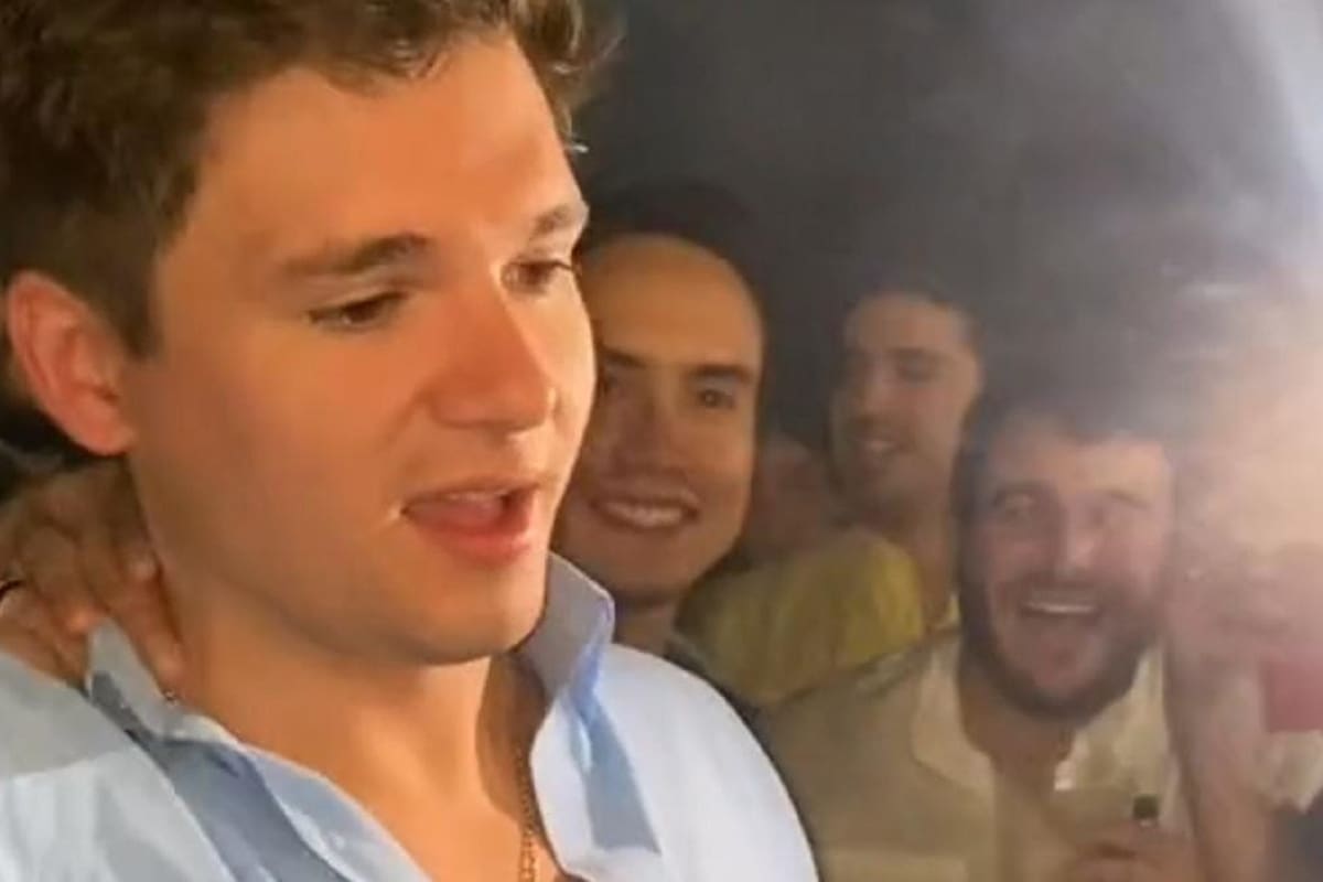 Jóvenes hacen crear a su amigo que va a ser papá en su fiesta de cumpleaños