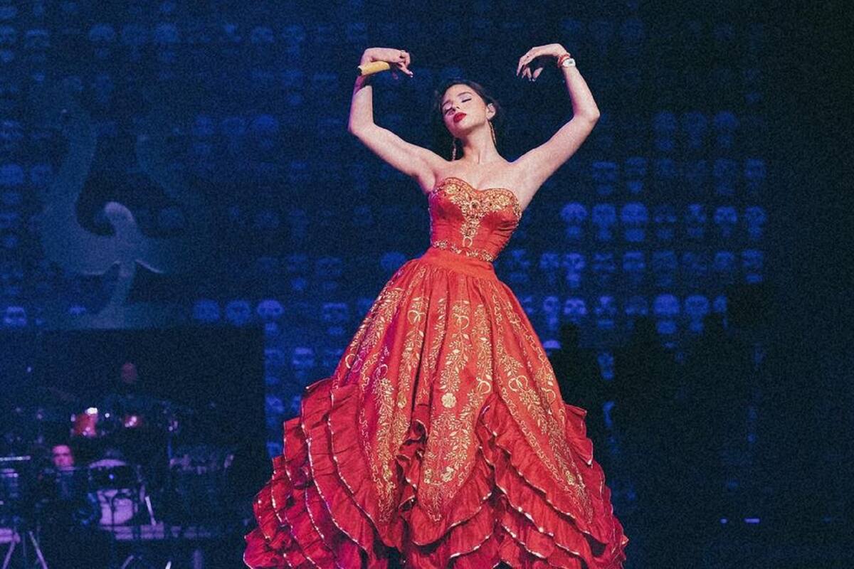 Ángela Aguilar presume su cintura de "avispa" tras cumplir 19 años