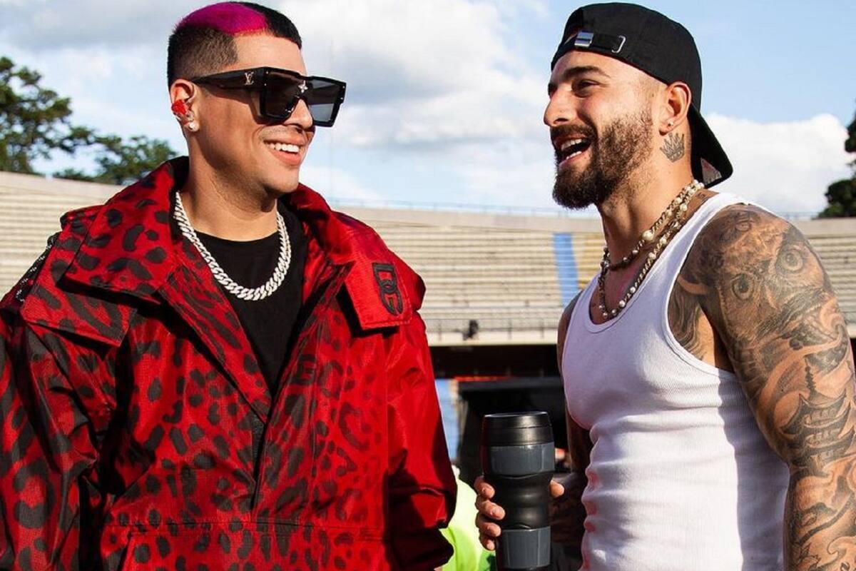 Maluma besa a Eduin Caz de Grupo Firme y causan furor en las redes