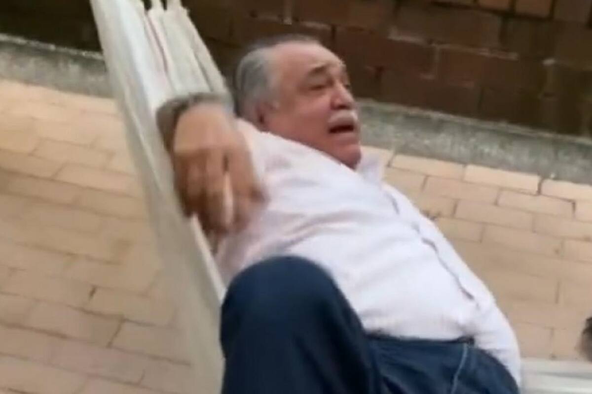Señor le pide ayuda a su hija para no caer de su hamaca en divertido video viral