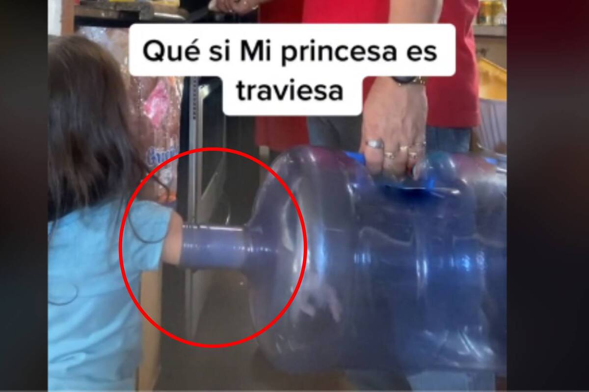 VIDEO: Niña queda atorada en un garrafón de agua y su papá la auxilia
