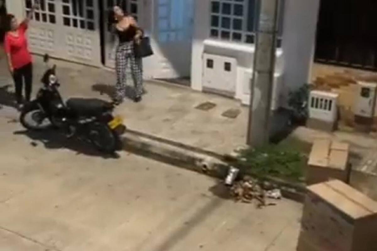 Mujer intenta escapar de la esposa de su amante ocultándose en una caja