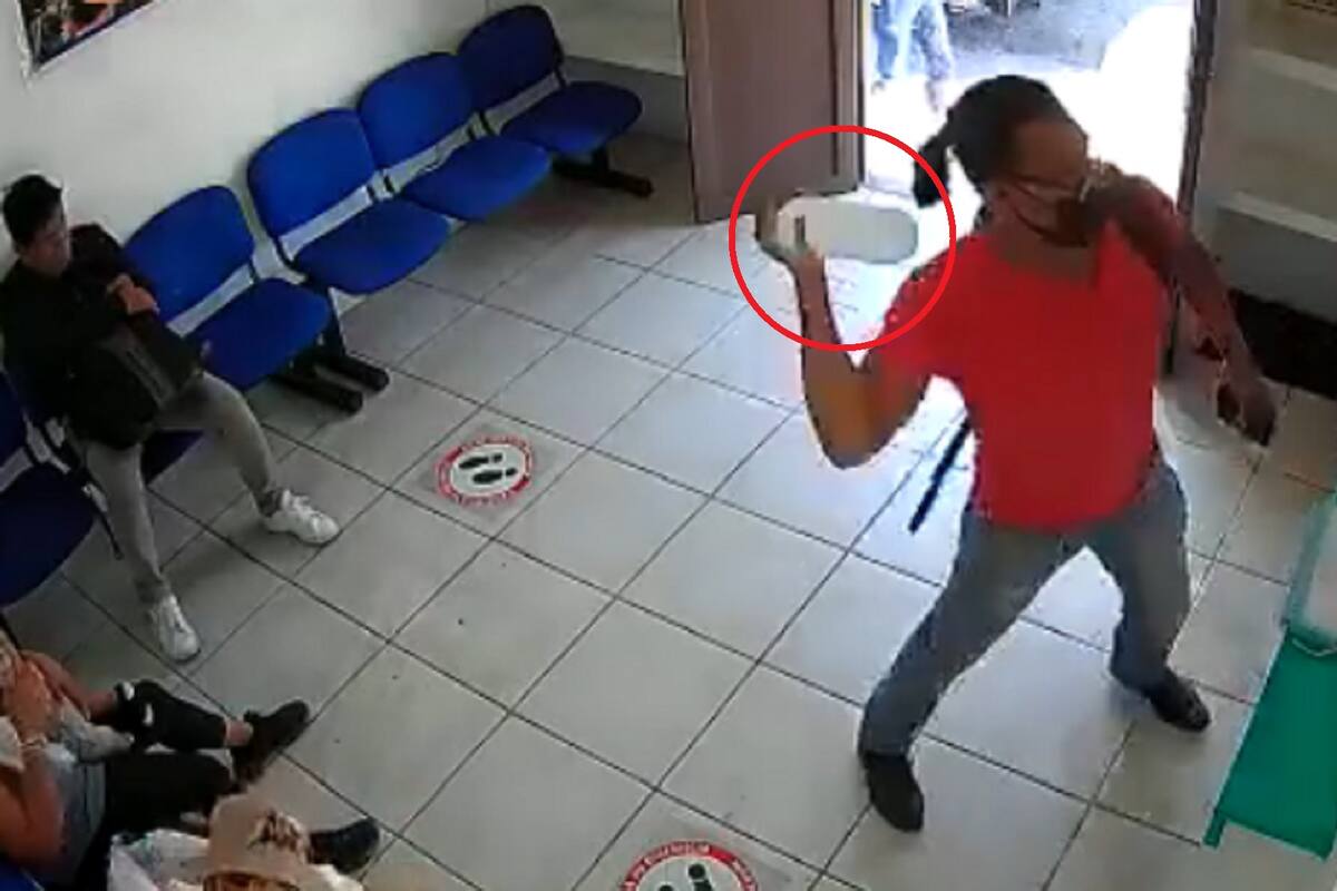 VIDEO: Hombre se corta el brazo, intentando lastimar a una mujer