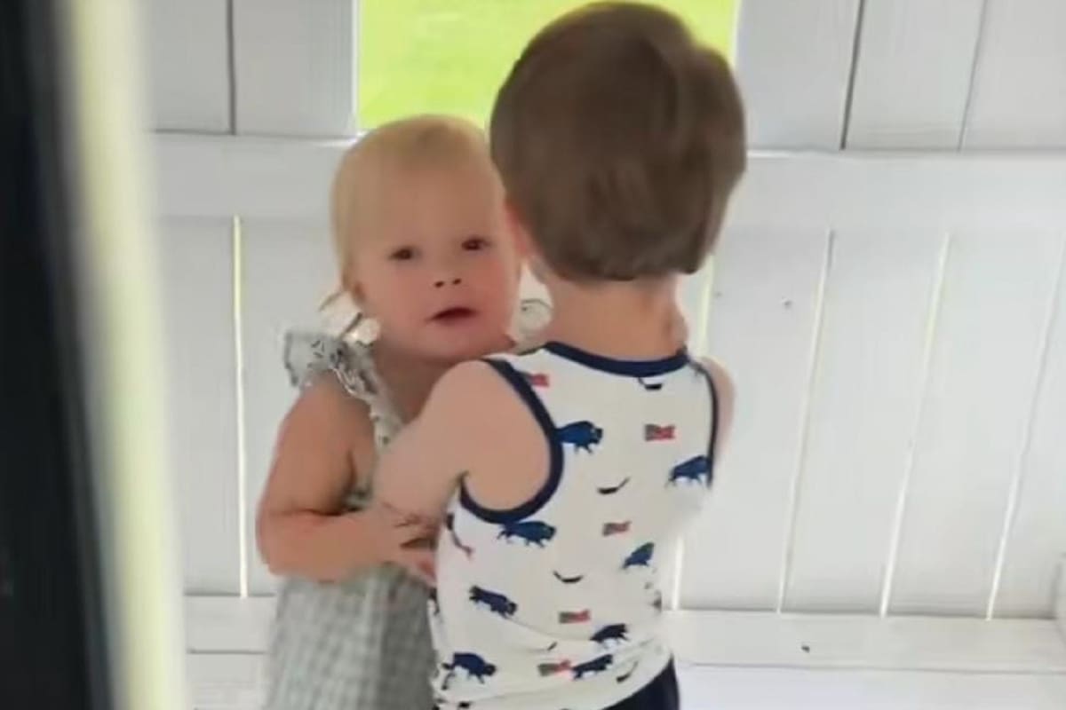 TikTok: Así reaccionó esta niña al ser descubierta por su madre abrazando a un niño