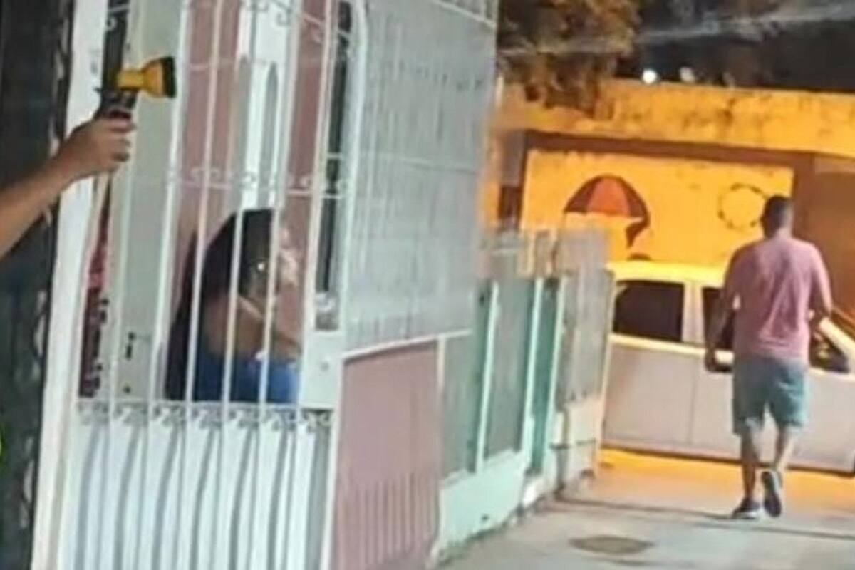Señora causa indignación al mojar a niños en un parque público
