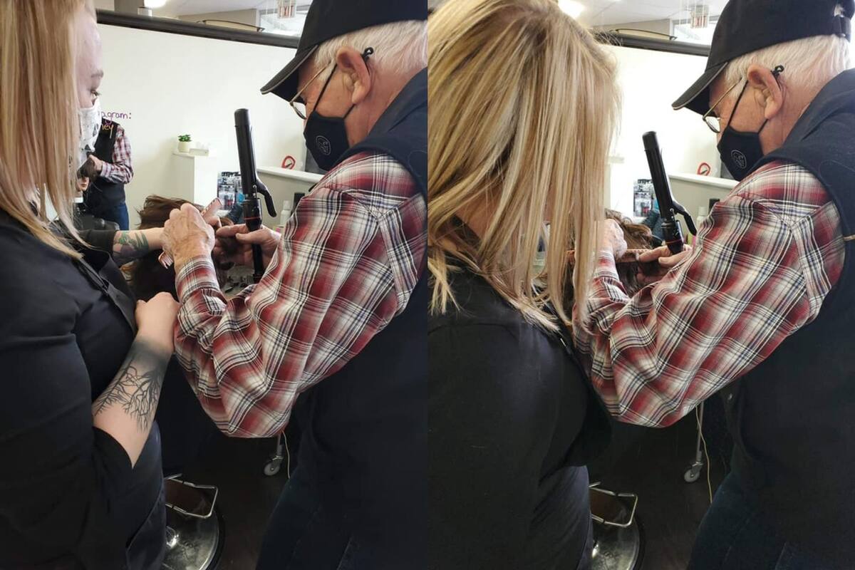 Abuelito acude a escuela de belleza para aprender a peinar a su esposa