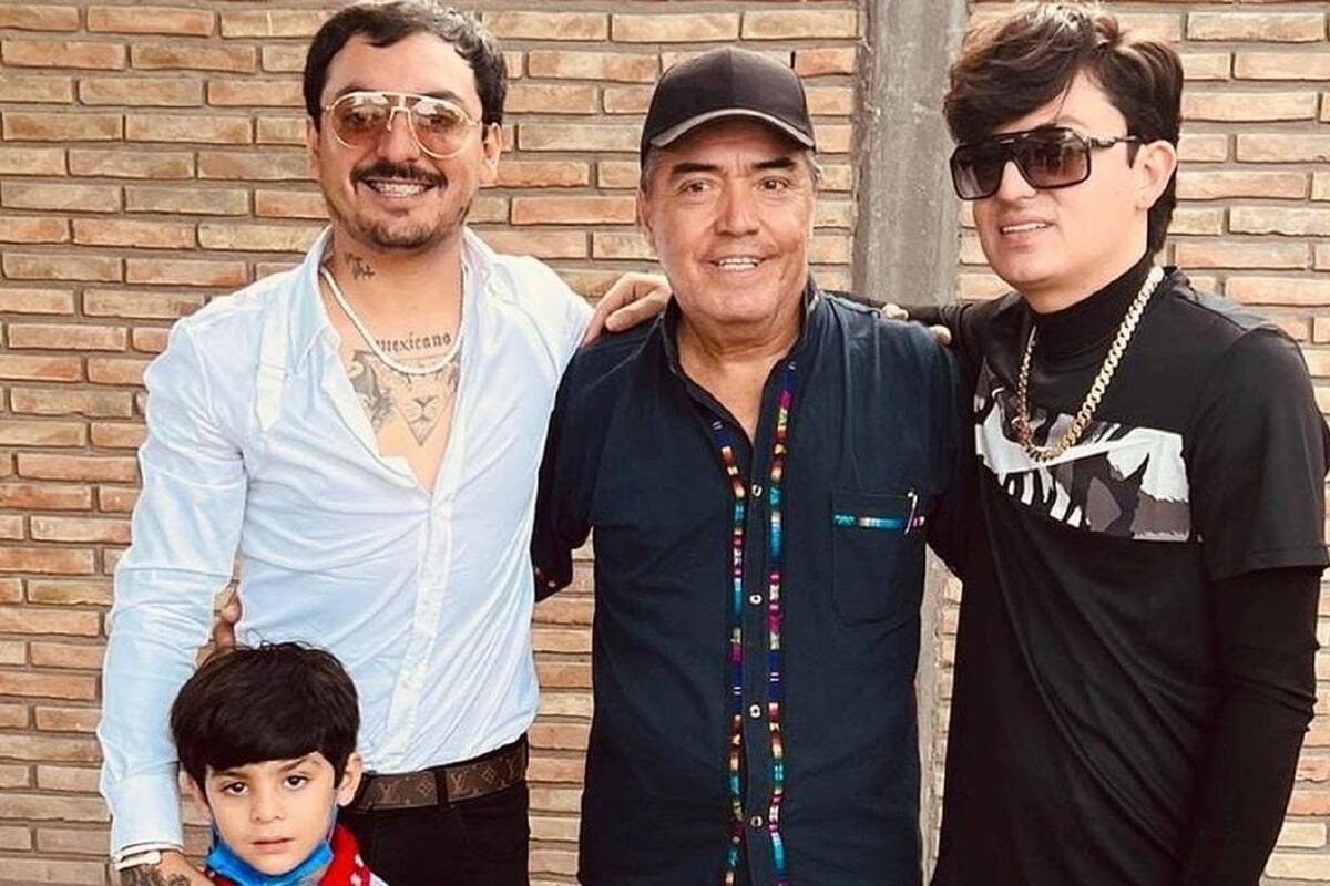 Los Dos Carnales regresan al kínder y regalan un acordeón a su primer maestro de música