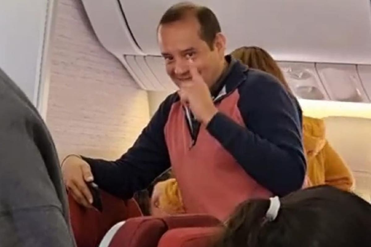 Joven que se escapó de su trabajo se encuentra con su jefe en un vuelo