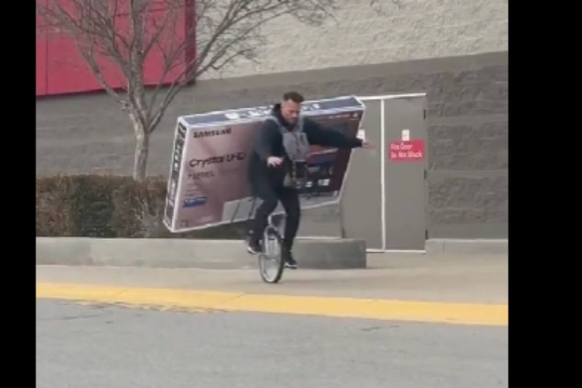 Twitter: Hombre compra una pantalla y se la lleva en un monociclo