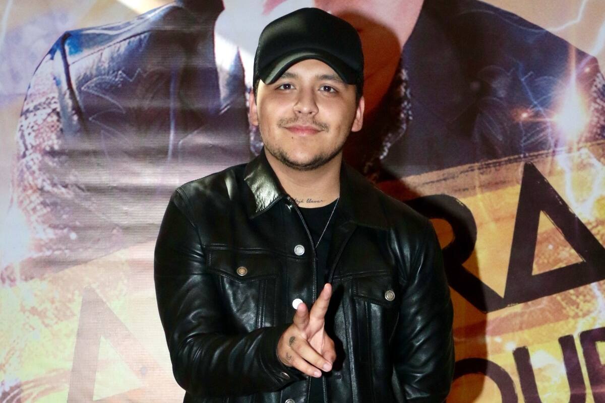 Christian Nodal revela que tuvo un amigo imaginario y se ¡tomaba fotos con él!