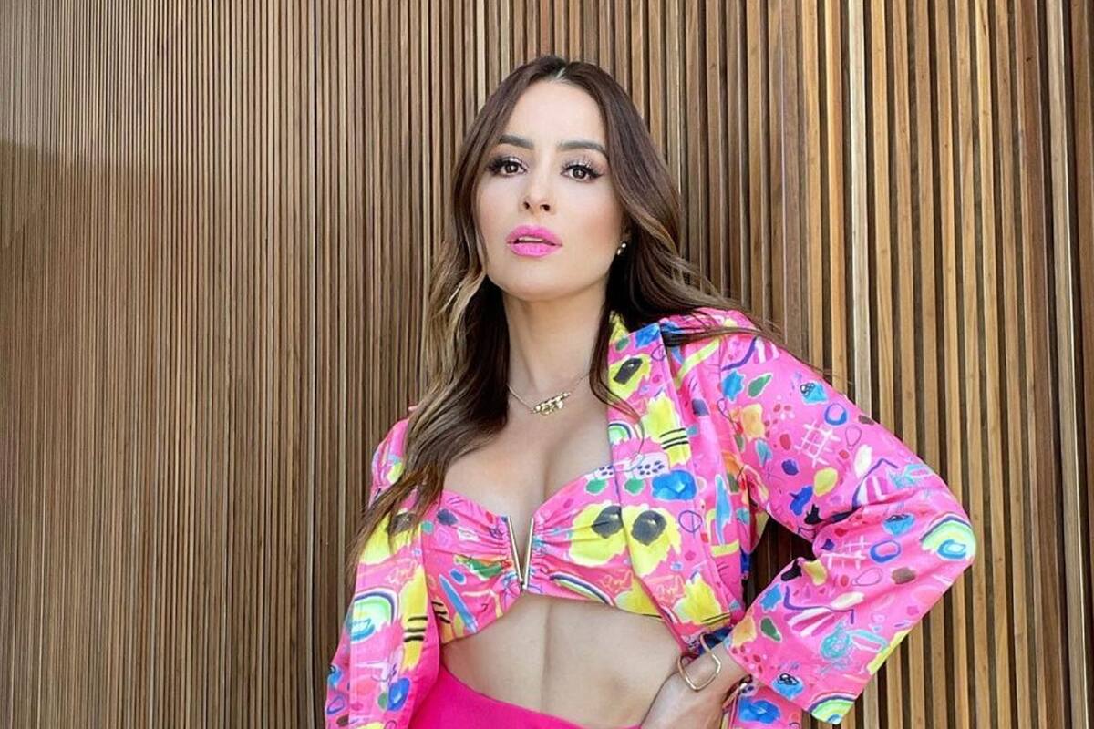 Cynthia Rodríguez enseña su cinturita de avispa con un coqueto y diminuto bikini